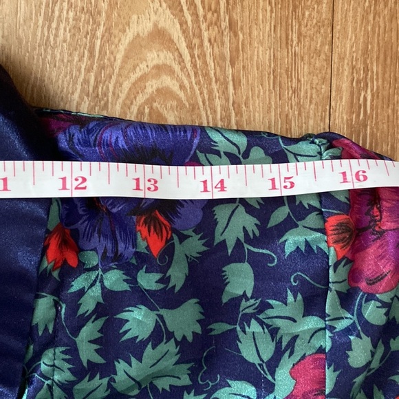 Beautiful vintage duster with puff sleeves and slight shoulder pads - Picture 7 of 11